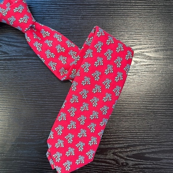 Vineyard Vines Mistletoe Red Holiday Silk Tie - Picture 1 of 6
